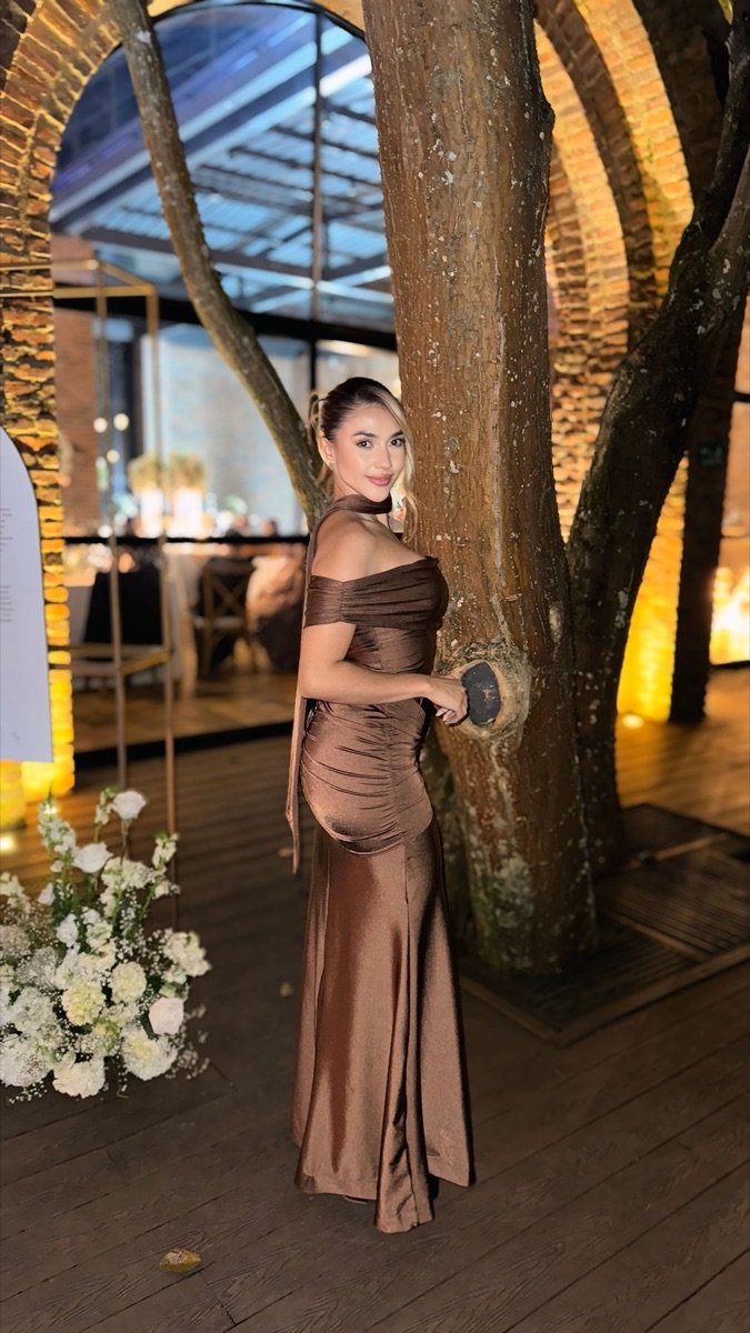 Vestido satín tono cálido
