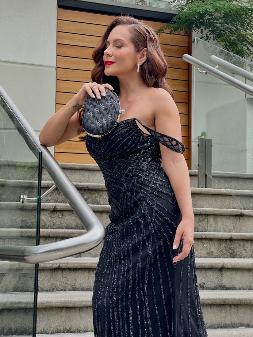 Clienta de Atelier con vestido de fiesta, Medellín