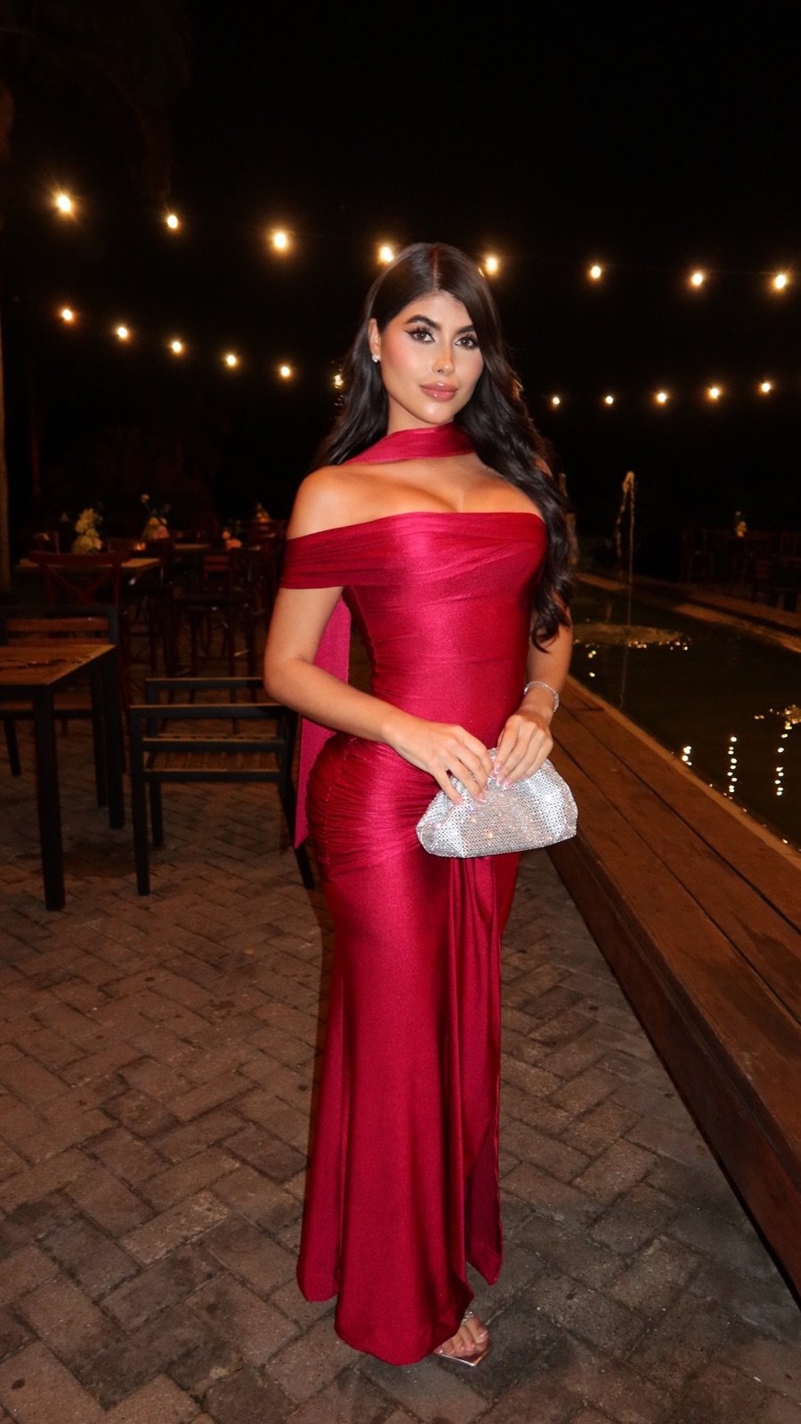Clienta de Atelier con vestido de fiesta en Medellín